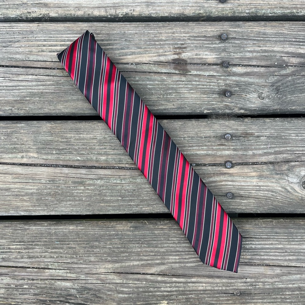 LITTLE BLACK TIE NARROW MENS NECKTIE RED & BLACK SLANT STRIPES